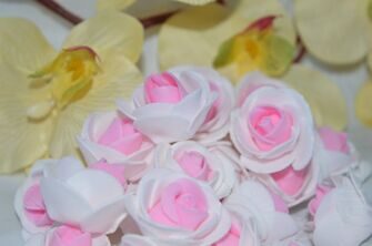 Роза двухцветная 3 см, цв. бело-розовый