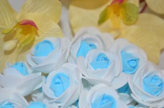 Роза двухцветная 3 см, цв. бело-голубой