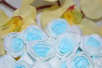 Роза двухцветная 3 см, цв. бело-голубой светлый